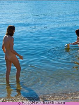 Cami and Bree Naked Volleyball — photo 11 of 16