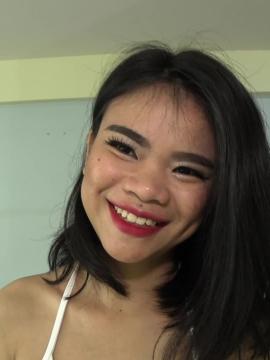 ADORABLE THAI TEENAGER WANTS MY FARANG BABY — photo 1 of 16