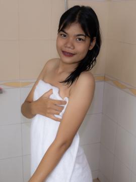 BARELY LEGAL THAI TEEN SHAVES PUSSY IN SHOWER — photo 1 of 16