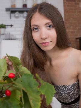 Stephany Moon´s young and immaculate beauty gets exposed outdoors and indoors — photo 7 of 20