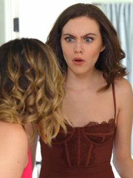 Freya Parker and Chanel Camryn find that their vacation house is double booked with a hot guy they can't wait to fuck — photo 4 of 16