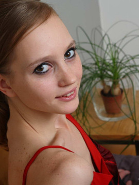 Teen satisfies her pussy — photo 4 of 15