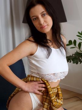 Naturally-busty Marlemm has a shaved pussy. She just turned 18 and wants to show off. — photo 10 of 16