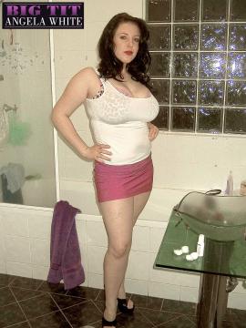 Angela around town in Sydney, Australia and at home — photo 7 of 16