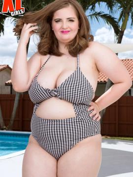 Sylvia Bateman: Horny From the Heat — photo 2 of 16
