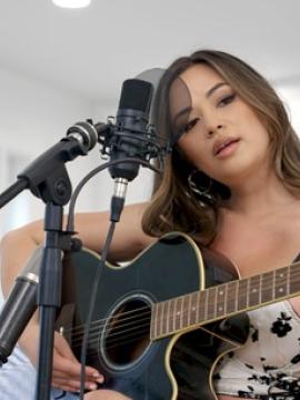 Multitalented beauty Scarlett Alexis shows off her singing skills and then her blowjob and stiffie riding skills — photo 2 of 16