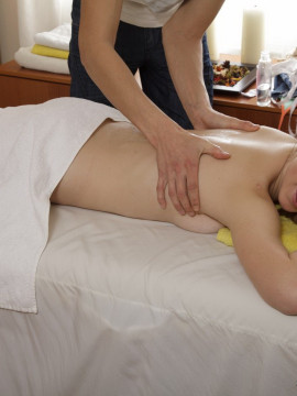 Redheaded babe gets a good massage — photo 3 of 14
