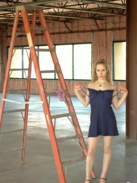Fiona Luv plays in a building — photo 15 of 17