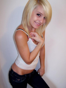 Sexy blonde posing — photo 4 of 15