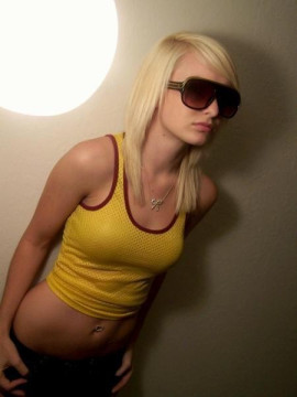 Sexy blonde posing — photo 5 of 15