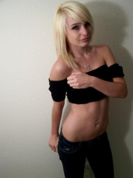 Sexy blonde posing — photo 6 of 15