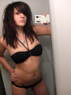 Sexy brunette in pics — photo 6 of 15