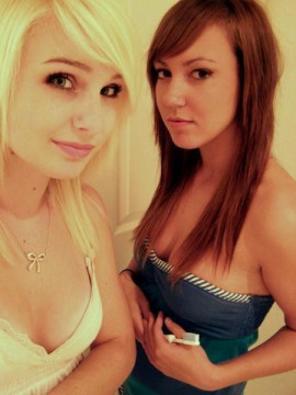 Sexy blonde posing — photo 9 of 15