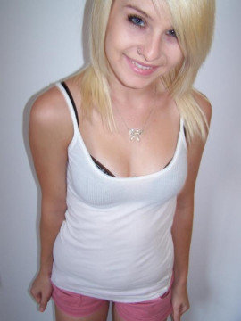 Sexy blonde posing — photo 11 of 15