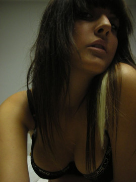 Sexy brunette in pics — photo 8 of 15