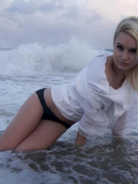 Sexy blonde posing — photo 12 of 15