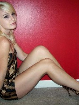 Sexy blonde posing — photo 15 of 15