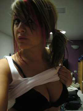 Sexy brunette in pics — photo 11 of 15