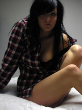 Sexy brunette in pics — photo 13 of 15