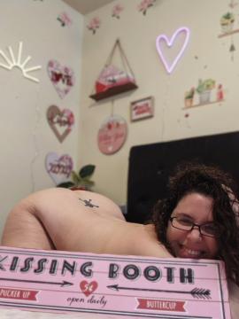 OnlyFans - MomNextDoorVIP / @momnextdoorvip Scene 33 — photo 9 of 20