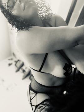 OnlyFans - MomNextDoorVIP / @momnextdoorvip Scene 37 — photo 2 of 20