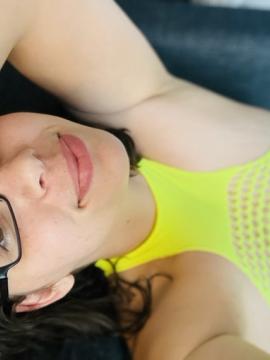 OnlyFans - MomNextDoorVIP / @momnextdoorvip Scene 37 — photo 10 of 20