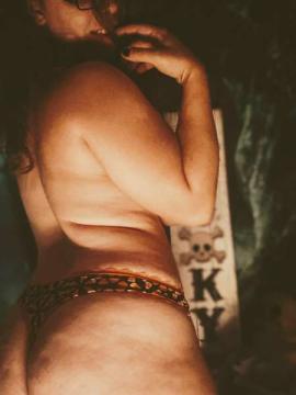 OnlyFans - MomNextDoorVIP / @momnextdoorvip Scene 50 — photo 6 of 20