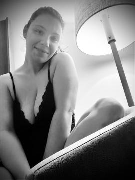 OnlyFans - MomNextDoorVIP / @momnextdoorvip Scene 53 — photo 7 of 20
