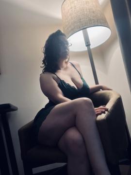 OnlyFans - MomNextDoorVIP / @momnextdoorvip Scene 53 — photo 16 of 20