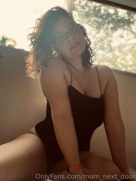 OnlyFans - MomNextDoorVIP / @momnextdoorvip Scene 70 — photo 8 of 20