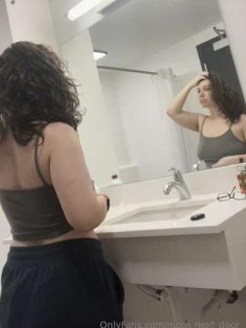 OnlyFans - MomNextDoorVIP / @momnextdoorvip Scene 80 — photo 19 of 20