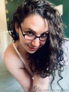 OnlyFans - MomNextDoorVIP / @momnextdoorvip Scene 87 — photo 18 of 20