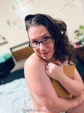 OnlyFans - MomNextDoorVIP / @momnextdoorvip Scene 93 — photo 13 of 20