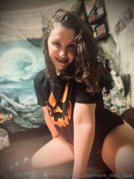 OnlyFans - MomNextDoorVIP / @momnextdoorvip Scene 95 — photo 11 of 20