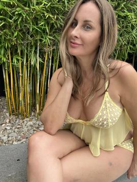 OnlyFans - Jane / @janenaughtymom Scene 6 — photo 3 of 20