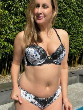 OnlyFans - Jane / @janenaughtymom Scene 7 — photo 13 of 20