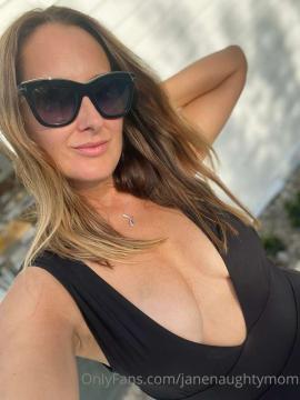 OnlyFans - Jane / @janenaughtymom Scene 18 — photo 17 of 20