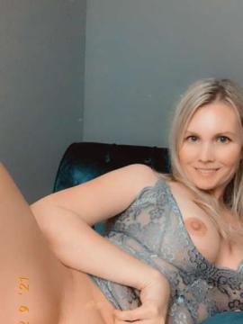 OnlyFans - 𝙃𝙊𝙇𝙇𝙔 𝙅𝘼𝙉𝙀 / @hollyjaneloves69 Scene 2