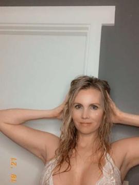OnlyFans - 𝙃𝙊𝙇𝙇𝙔 𝙅𝘼𝙉𝙀 / @hollyjaneloves69 Scene 4 — photo 8 of 20