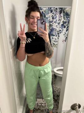 OnlyFans - Miya / @miyaacacia Scene 29 — photo 2 of 20