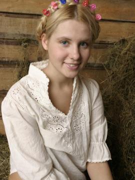 ANNA ON THE HAY — photo 6 of 20