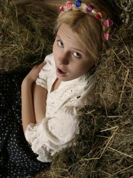 ANNA ON THE HAY — photo 14 of 20