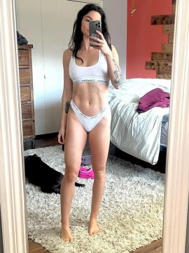 OnlyFans - Mia mae / @mia_mae19 Scene 11 — photo 14 of 20