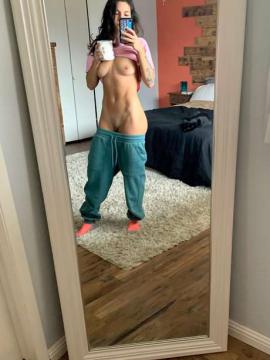 OnlyFans - Mia mae / @mia_mae19 Scene 31 — photo 7 of 20