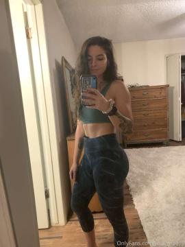 OnlyFans - Mia mae / @mia_mae19 Scene 61 — photo 4 of 20