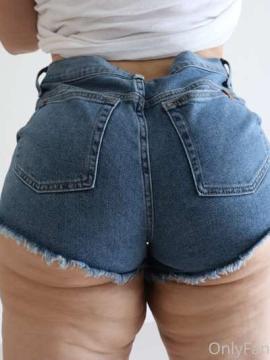 OnlyFans - Ana Pessack / @thebumbumqueen Scene 95