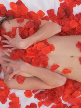 Super skinny babe Gina Gerson lives her fantasy complete with rose petals and a man who gives it to her slow and sexy — photo 6 of 16