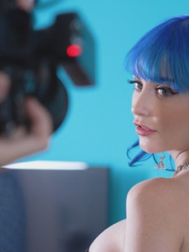 Bigtit Jewelz Blu does a multi-lingerie photoshoot before crawling across the floor to blow and ride her photographer — photo 2 of 16
