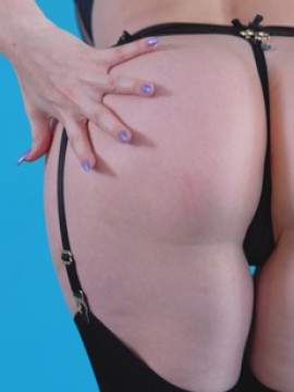 Bigtit Jewelz Blu does a multi-lingerie photoshoot before crawling across the floor to blow and ride her photographer — photo 4 of 16