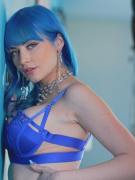 Bigtit Jewelz Blu does a multi-lingerie photoshoot before crawling across the floor to blow and ride her photographer — photo 7 of 16
